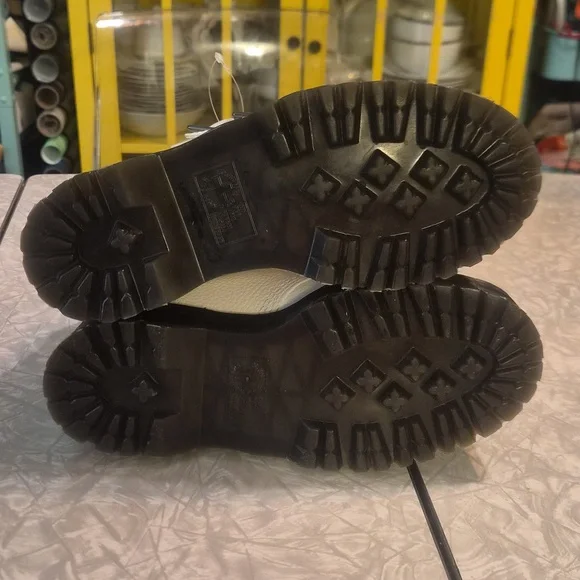 NWOT Dr. Martens Devon Heart Leather Platform Boots in White Milled Napa - Picture 3 of 4